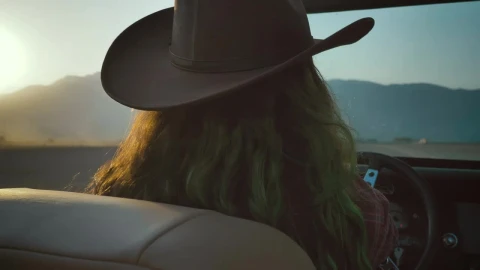 Free Stock Video Young Woman Drives A Jeep Through A Desert Live Wallpaper - Free Live Wallpaper