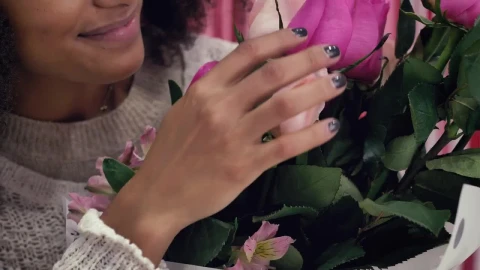 Free Stock Video Young Woman Appreciating A Bouquet Of Roses Live Wallpaper - Free Live Wallpaper