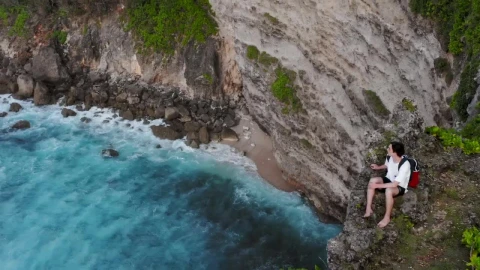Free Stock Video Young Wanderlust Sees The Ocean From A Cliff Live Wallpaper - Free Live Wallpaper