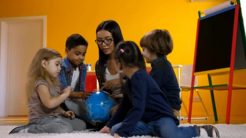 Free Stock Video Young Teacher Teaching Geography To A Few Children Live Wallpaper - Free Live Wallpaper