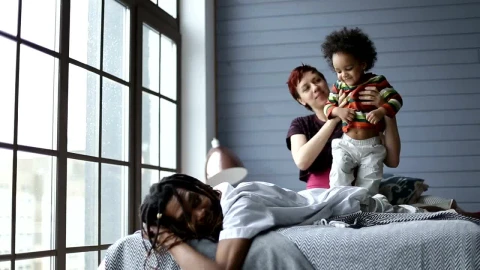 Free Stock Video Young Parents Having Fun With Their Little Son Live Wallpaper - Free Live Wallpaper