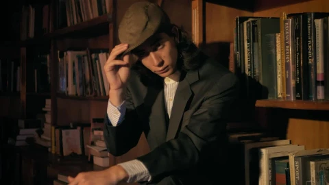 Free Stock Video Young Old Fashion Model Smoking In A Bookstore Live Wallpaper - Free Live Wallpaper