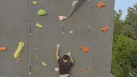 Free Stock Video Young Mountaineer Climbing A Large Wall For Mountaineering Smalllive Wallpaper - Free Live Wallpaper