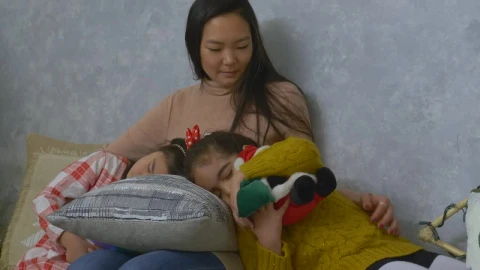 Free Stock Video Young Mother With Her Two Daughters On Christmas Day Live Wallpaper - Free Live Wallpaper