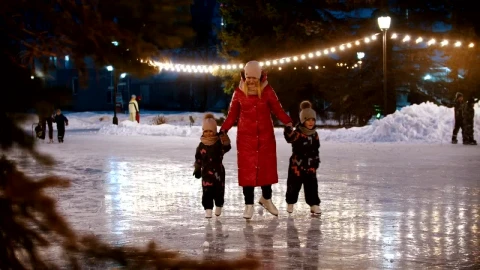Free Stock Video Young Mother Doing Ice Skating With Her Children Live Wallpaper - Free Live Wallpaper