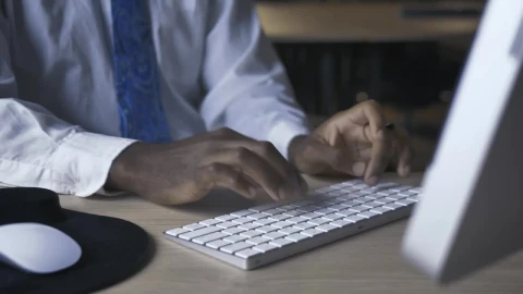 Free Stock Video Young Man Working In An Office Overtime Live Wallpaper - Free Live Wallpaper