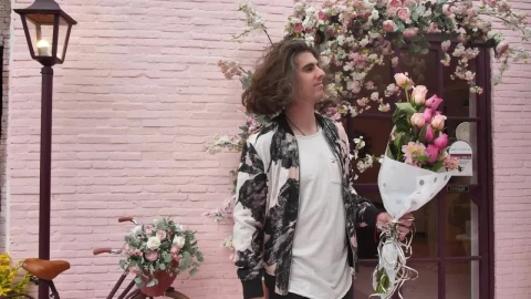 Free Stock Video Young Man With Flowers Waiting For His Girlfriend Live Wallpaper - Free Live Wallpaper