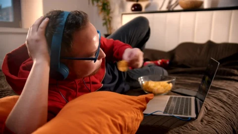 Free Stock Video Young Man Watching Videos And Eating Snacks Live Wallpaper - Free Live Wallpaper