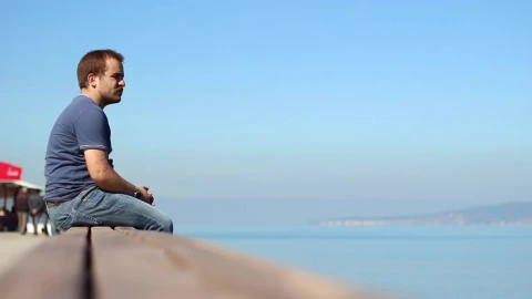 Free Stock Video Young Man Watching The Horizon In The Sea Live Wallpaper - Free Live Wallpaper