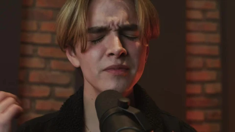Free Stock Video Young Man Singing Into A Microphone Live Wallpaper - Free Live Wallpaper