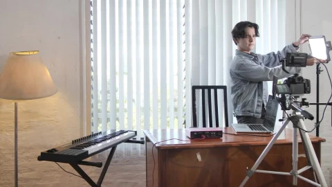Free Stock Video Young Man Preparing A Film Set In An Office Live Wallpaper - Free Live Wallpaper