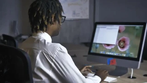 Free Stock Video Young Man In Front Of The Computer In An Office Smalllive Wallpaper - Free Live Wallpaper