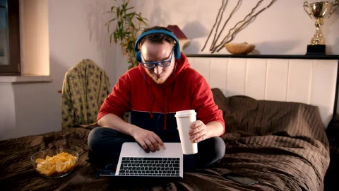 Free Stock Video Young Man Eating Snacks Browsing The Internet Live Wallpaper - Free Live Wallpaper