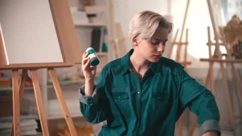 Free Stock Video Young Female Artist Selecting Tubes Of Paint Live Wallpaper - Free Live Wallpaper