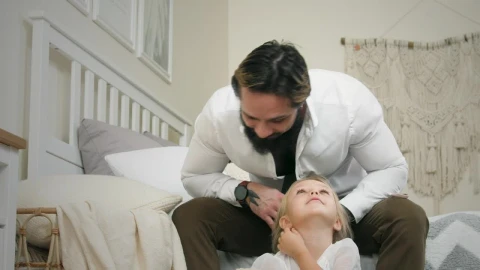Free Stock Video Young Father Brushing Daughters Hair Live Wallpaper - Free Live Wallpaper