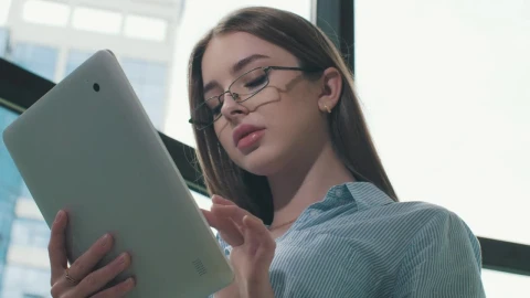 Free Stock Video Young Entrepreneur Works On Her Tablet Live Wallpaper - Free Live Wallpaper