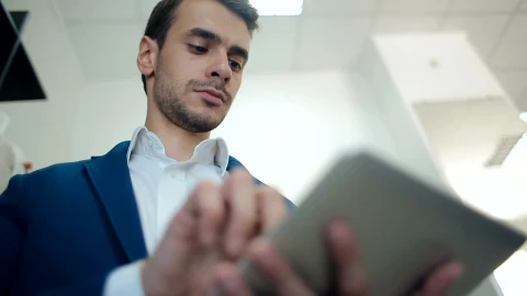 Free Stock Video Young Entrepreneur Reviews Data On His Tablet Live Wallpaper - Free Live Wallpaper