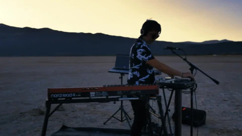 Free Stock Video Young Dj Mixing Music In The Desert Live Wallpaper - Free Live Wallpaper