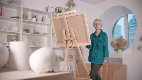 Free Stock Video Young Artist Painting A Skull On Canvas Live Wallpaper - Free Live Wallpaper