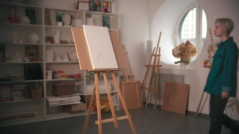 Free Stock Video Young Artist Drawing On Canvas At Her Workshop Live Wallpaper - Free Live Wallpaper