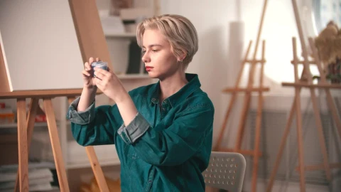 Free Stock Video Young Artist Choosing Blue Paint At Her Workshop Live Wallpaper - Free Live Wallpaper