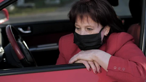 Free Stock Video Worried Old Woman In Her Car Wearing Face Mask Live Wallpaper - Free Live Wallpaper