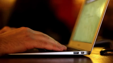 Free Stock Video Working In A Laptop At A Snack Bar Live Wallpaper - Free Live Wallpaper