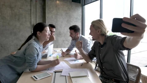 Free Stock Video Work Team Taking A Selfie At A Business Meeting Live Wallpaper - Free Live Wallpaper