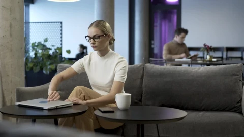 Free Stock Video Woman Working With A Laptop In The Office Live Wallpaper - Free Live Wallpaper