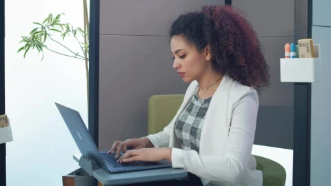 Free Stock Video Woman Working On Her Macbook Pro Live Wallpaper - Free Live Wallpaper