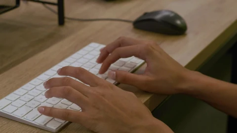 Free Stock Video Woman Working On A Computer Live Wallpaper - Free Live Wallpaper