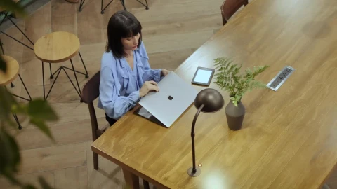 Free Stock Video Woman Working At The Office Live Wallpaper - Free Live Wallpaper