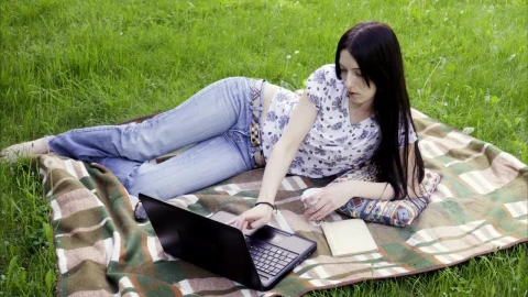 Free Stock Video Woman Working From A Public Park Live Wallpaper - Free Live Wallpaper