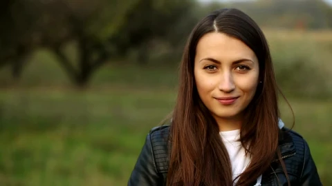 Free Stock Video Woman With Thumbs Up In Nature Portrait Live Wallpaper - Free Live Wallpaper