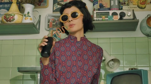 Free Stock Video Woman With Sunglasses Drinking A Coke Live Wallpaper - Free Live Wallpaper