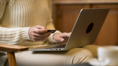 Free Stock Video Woman With Laptop Holding A Credit Card Live Wallpaper - Free Live Wallpaper