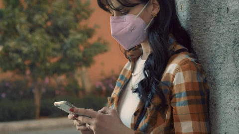 Free Stock Video Woman With Face Mask While Texting Live Wallpaper - Free Live Wallpaper