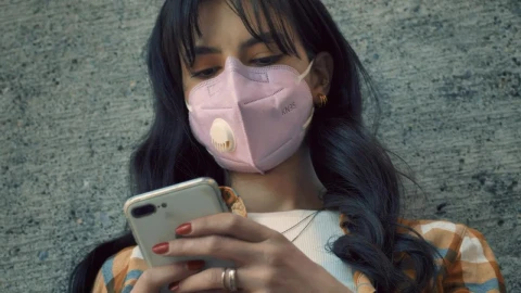 Free Stock Video Woman With Face Mask Texting On Her Smartphone Live Wallpaper - Free Live Wallpaper
