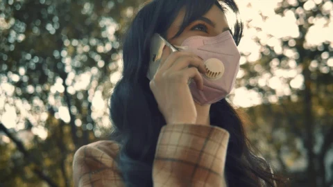Free Stock Video Woman With Face Mask Talking On The Phone Live Wallpaper - Free Live Wallpaper