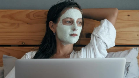 Free Stock Video Woman With Beauty Facial Mask Lying In Bed Live Wallpaper - Free Live Wallpaper