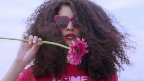 Free Stock Video Woman With A Pink Rose And Sunglasses Live Wallpaper - Free Live Wallpaper