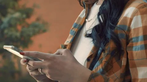 Free Stock Video Woman With A Face Mask Texting On The Phone Live Wallpaper - Free Live Wallpaper
