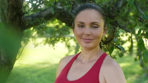 Free Stock Video Woman Wearing Sportswear Smiling In A Park Live Wallpaper - Free Live Wallpaper