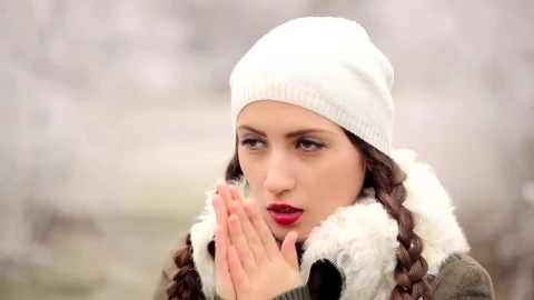 Free Stock Video Woman Warms Her Hands In Winter Live Wallpaper - Free Live Wallpaper