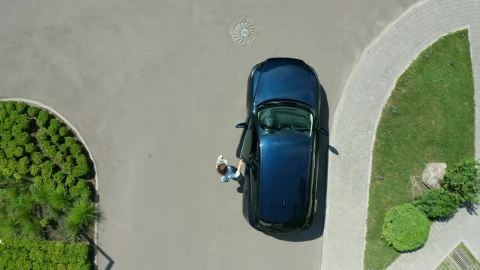 Free Stock Video Woman Walking From Her Car To A Building Live Wallpaper - Free Live Wallpaper