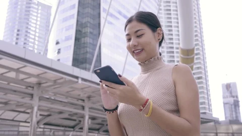 Free Stock Video Woman Using Her Cell Phone While Walking Through A City Live Wallpaper - Free Live Wallpaper