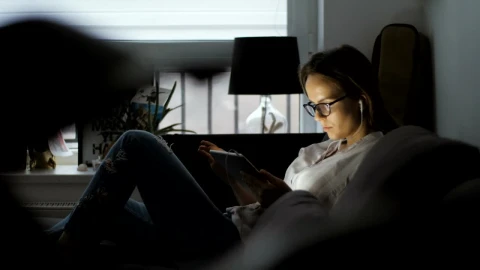 Free Stock Video Woman Using A Tablet Lying On The Couch Live Wallpaper - Free Live Wallpaper