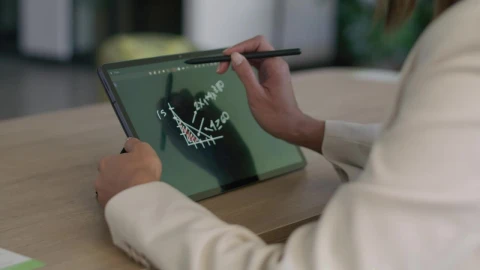 Free Stock Video Woman Using A Tablet In The Office Live Wallpaper - Free Live Wallpaper