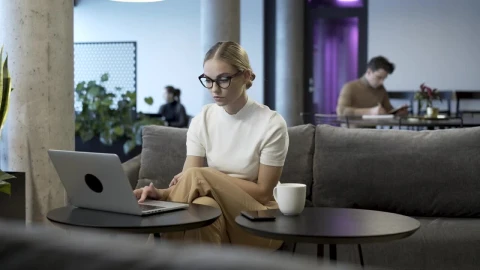 Free Stock Video Woman Typing Fast On The Laptop Live Wallpaper - Free Live Wallpaper