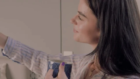 Free Stock Video Woman Taking Pictures In The Morning Live Wallpaper - Free Live Wallpaper